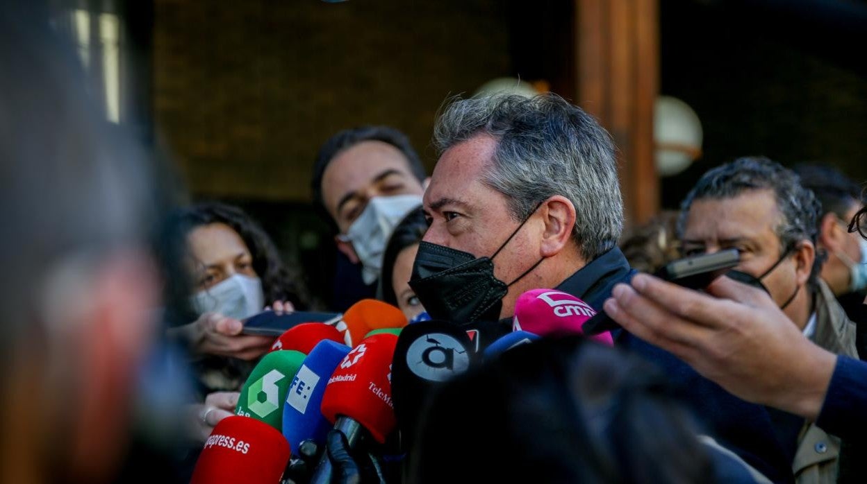 El secretario general del PSOE de Andalucía, Juan Espadas, atiende a los medios de comunicación a su llegada a la reunión del Comité Federal del PSOE, en la sede del PSOE de la calle Ferraz