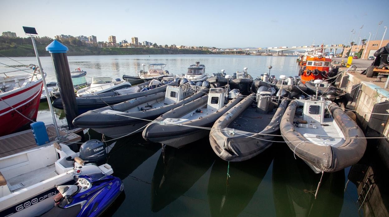 Algunas de las narcolanchas intervenidas, en el puerto de Algeciras a la espera de ser destruidas