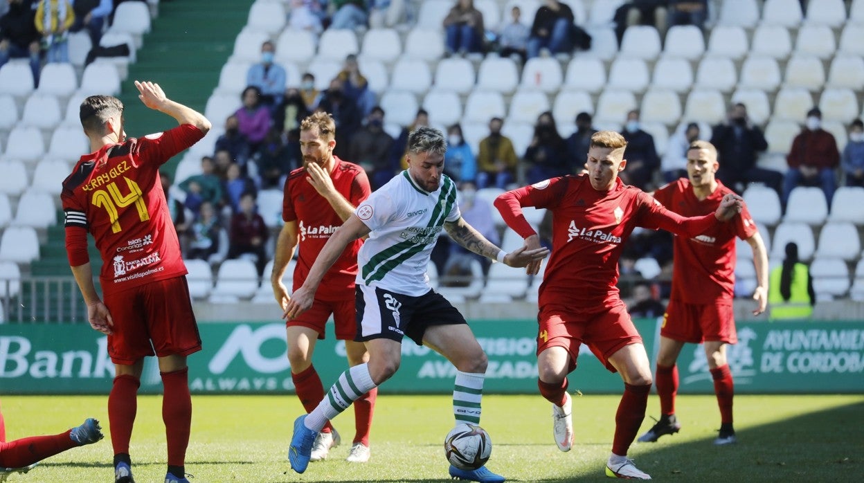 Casas golpea en balón durante el partido en El Arcángel