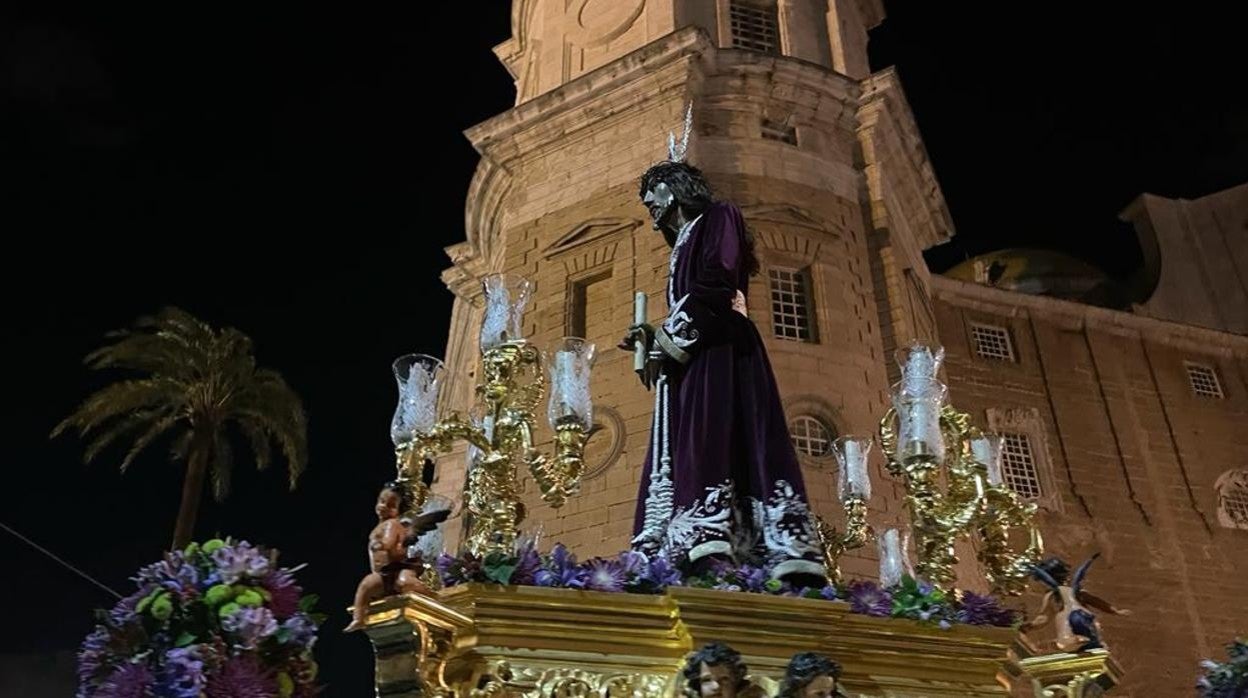 Las cofradías de Cádiz rezan por la paz mundial en un Vía Crucis muy solemne