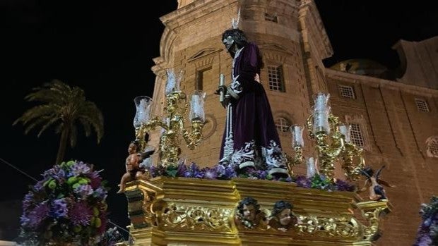 Las cofradías de Cádiz rezan por la paz mundial en un Vía Crucis muy solemne