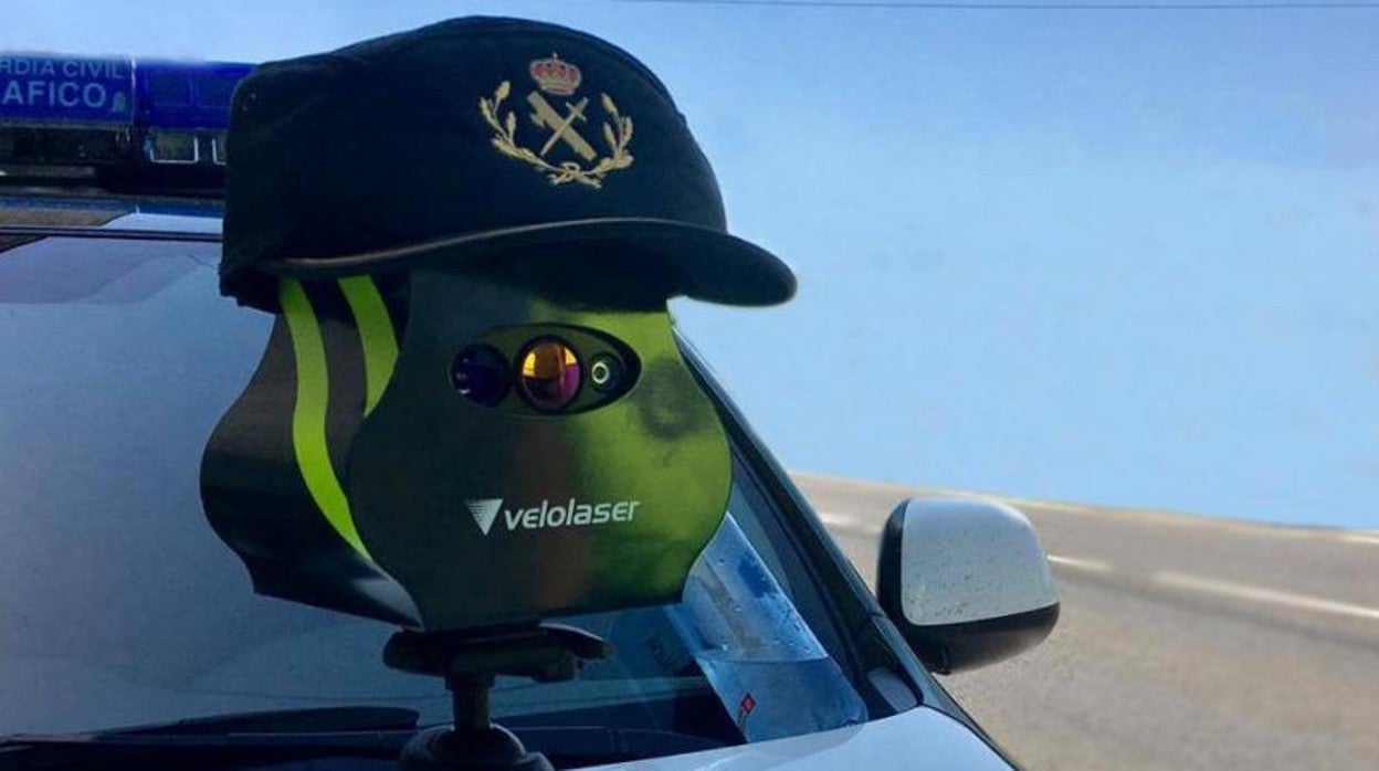 Veloláser con gorro de la Guardia Civil