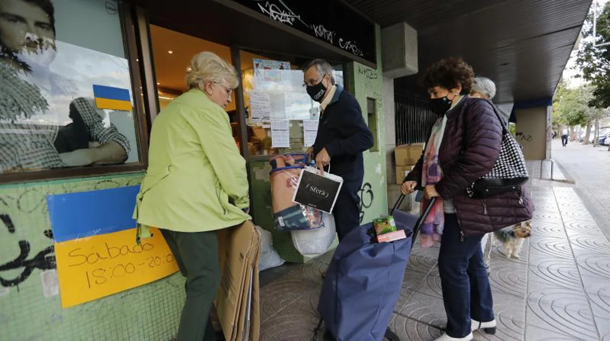 Voluntarios recogen enseres y material para enviarlo a Ucrania en Córdoba