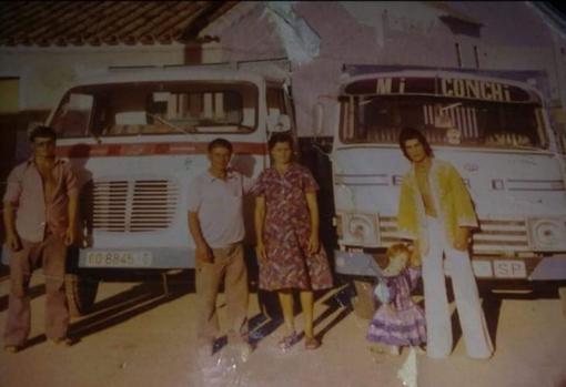 Los abuelos de Mari Conchi Montilla con los primeros camiones de su familia