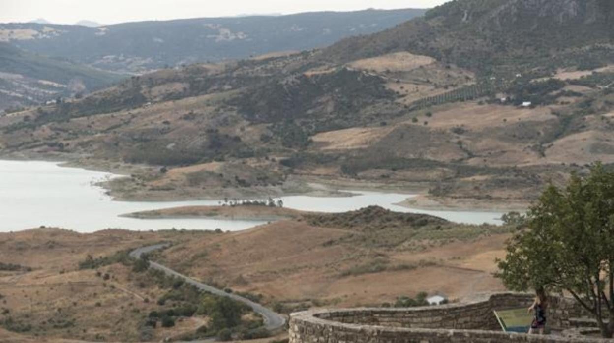 Imagen del embalse de Zahara-El Gastor en la localidad gaditana de Zahara de la Sierra