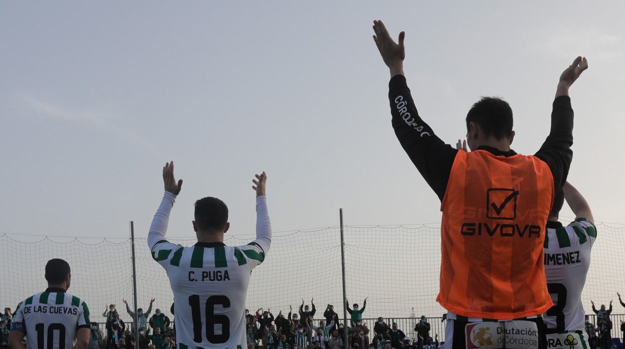 La afición del Córdoba celebra la victoria ante el Cádiz B a domicilio