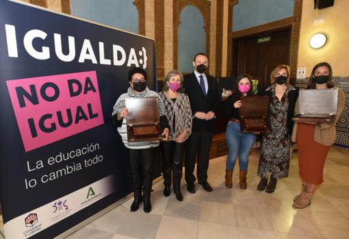 El rector con las galardonas en los Premios María Zambrano de la UCO