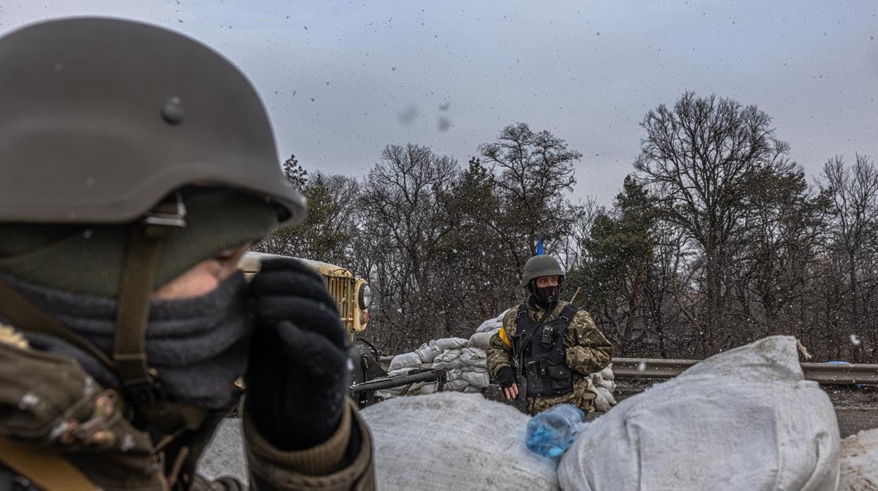 Miembros de las Defensas Territoriales de Ucrania en Kiev