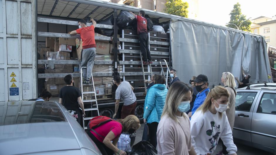 Un camión con 25.000 kilos de comida y material sanitario sale desde Córdoba a la frontera de Polonia