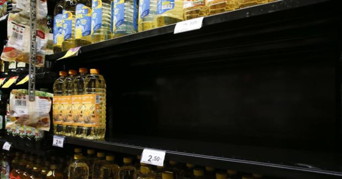 Un expositor casi vacío de botellas de aceite de girasol en un supermercado de Madrid