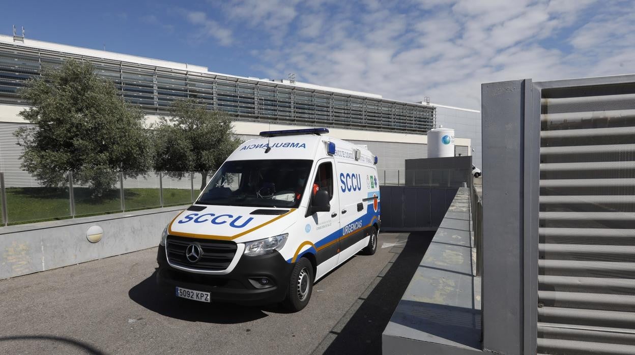 Una ambulancia abandona un centro de salud en Córdoba