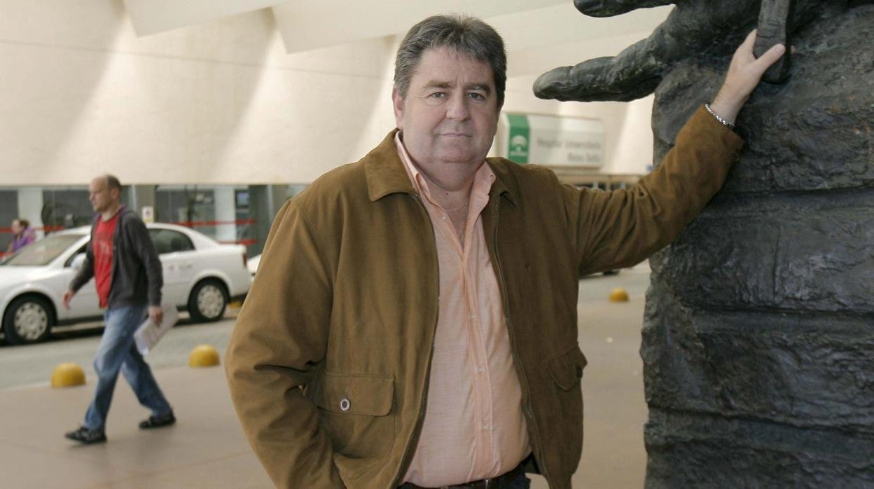 El presidente de Alcer Córdoba, José María Reifs, junto al monumento al donante del Reina Sofía