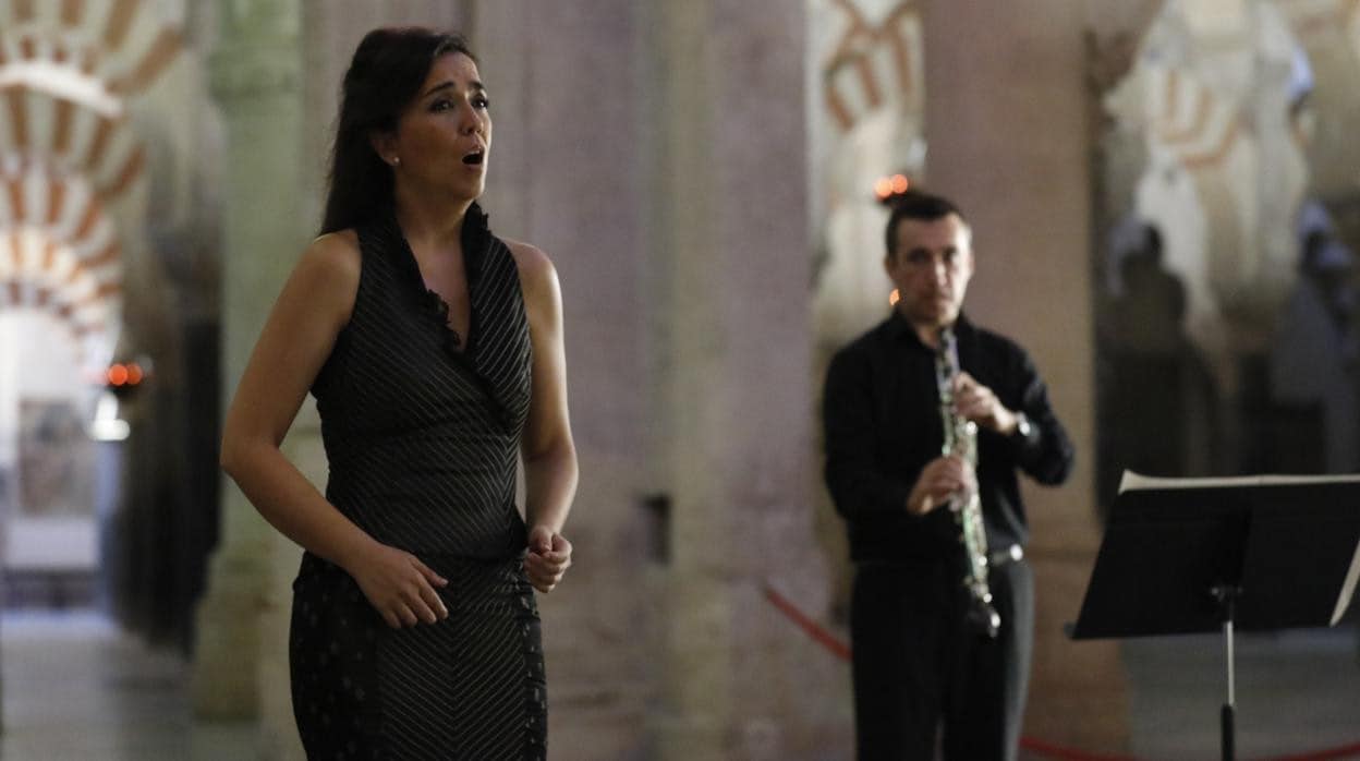 La soprano cordobesa Auxiliadora Toledano, durante la grabación de un vídeo en la Mezquita-Catedral