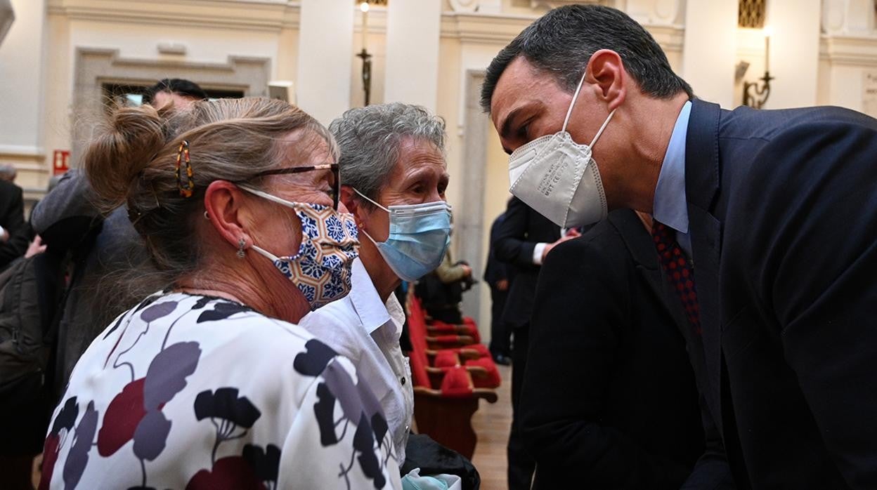 El presidente del Gobierno con las hermanas del misionero fallecido