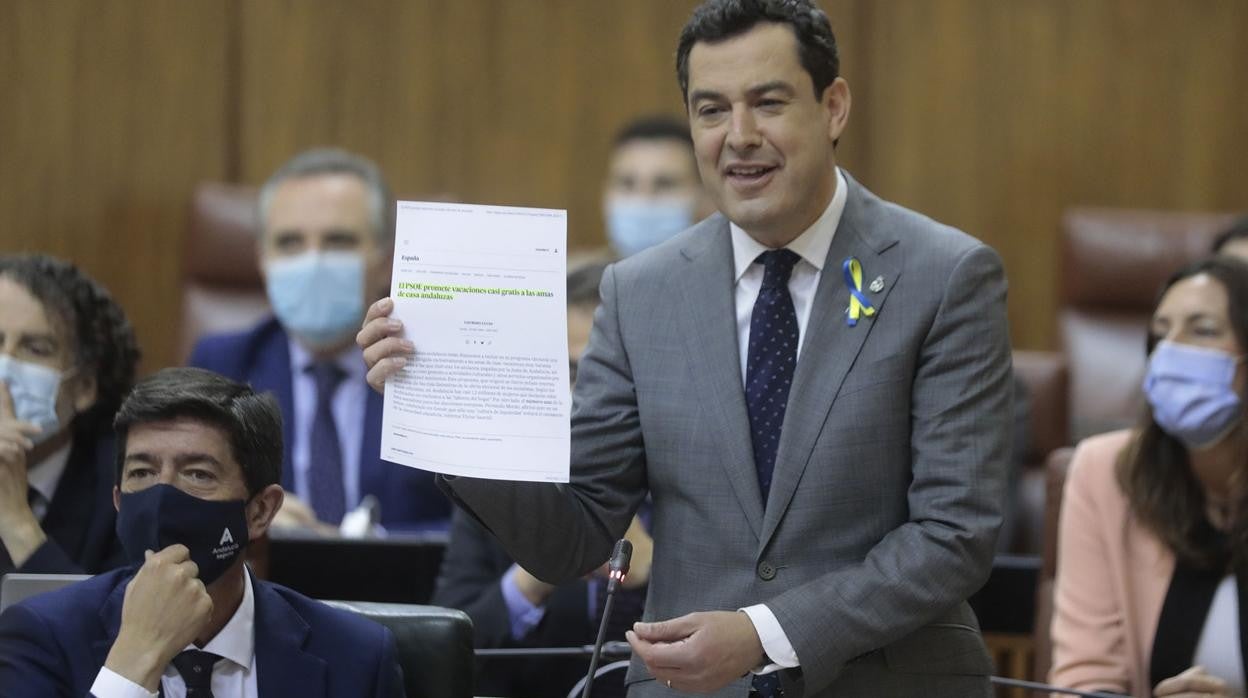 El presidente de la Junta, Juanma Moreno, en el Parlamento de Andalucía