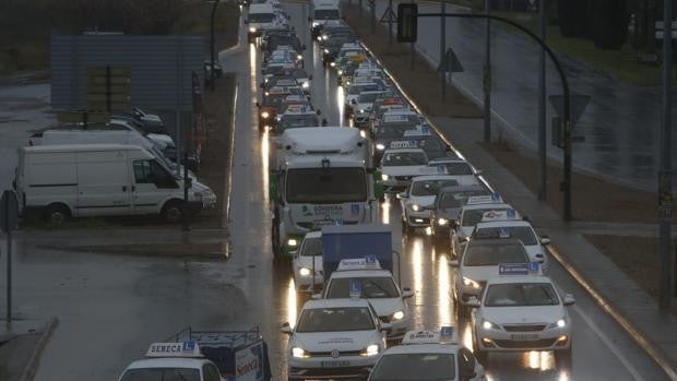 Unos 200 coches de autoescuela protestan en Córdoba para exigir a Tráfico desatascar la demora de exámenes