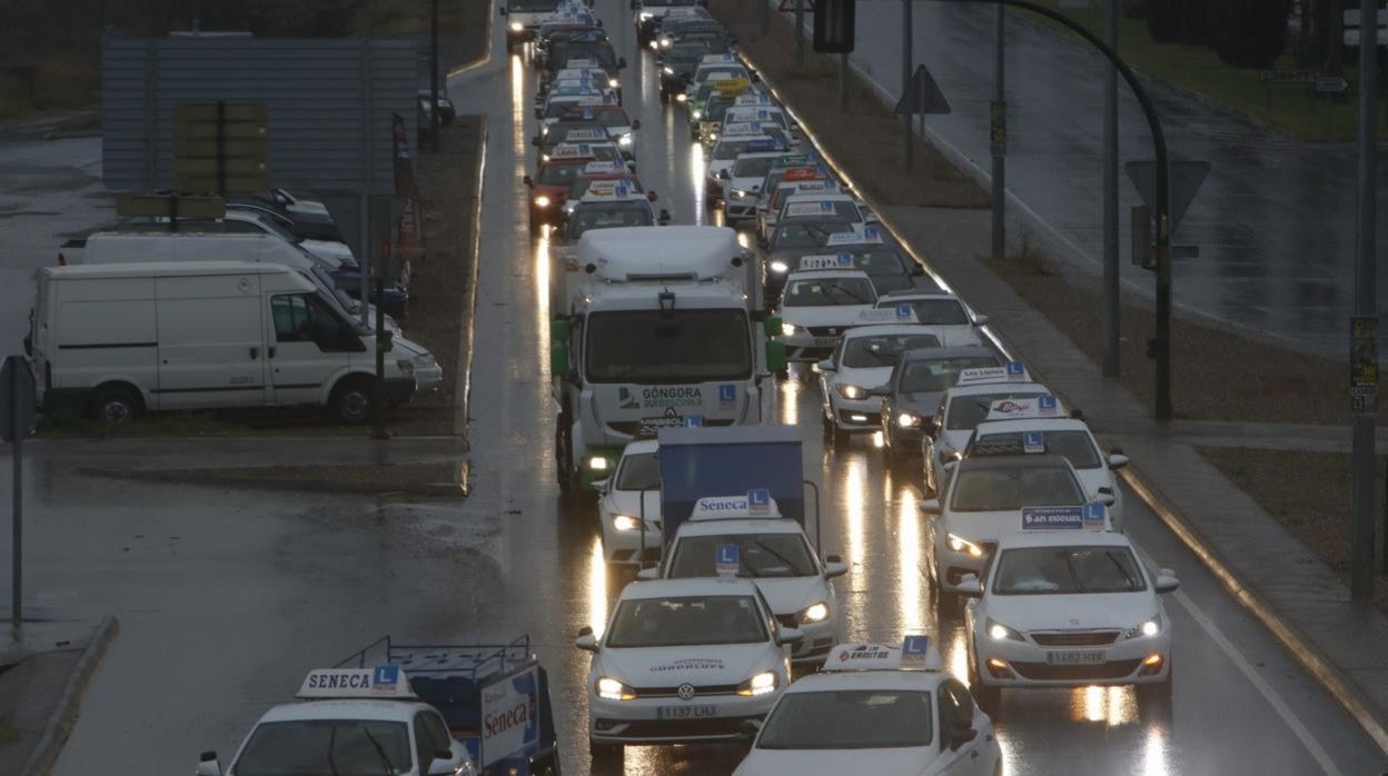 Caravana de coches de autoescuelas, hoy protestando por el retraso en la realización de los exámenes