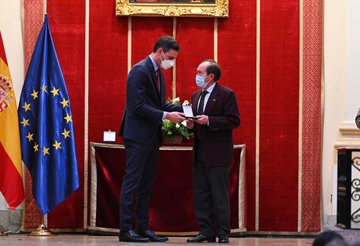 Juan Carlos Fernández, hermano del misionero, recoge la Gran Medalla