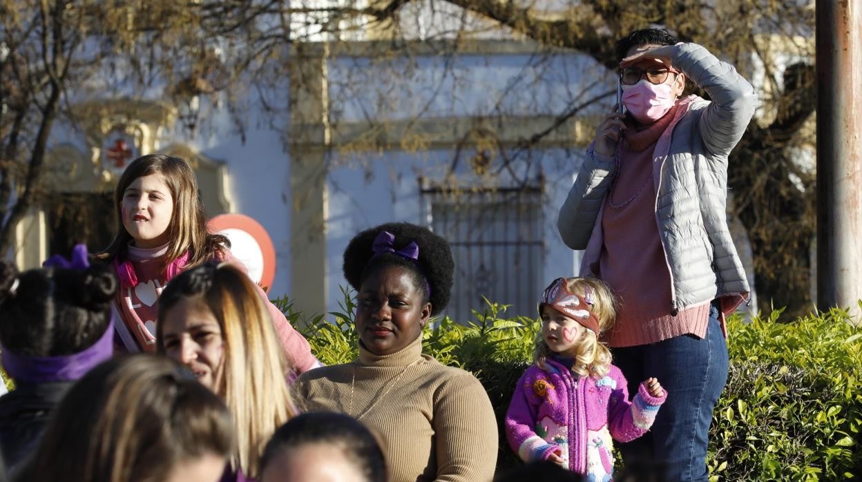 Manifestantes del Día de la Mujer delante del Hospital de la Cruz Roja