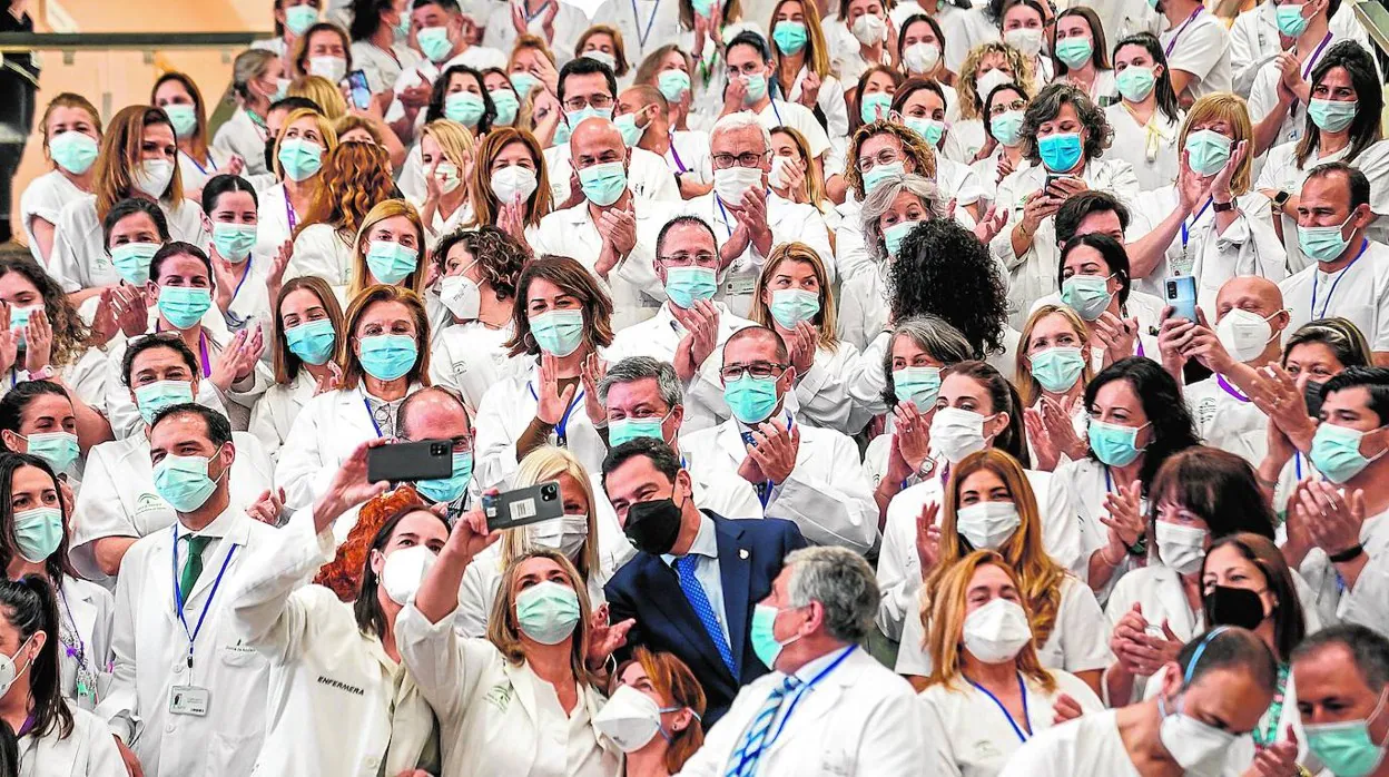 Imagen del aplauso en el Hospital de la Merced en Osuna