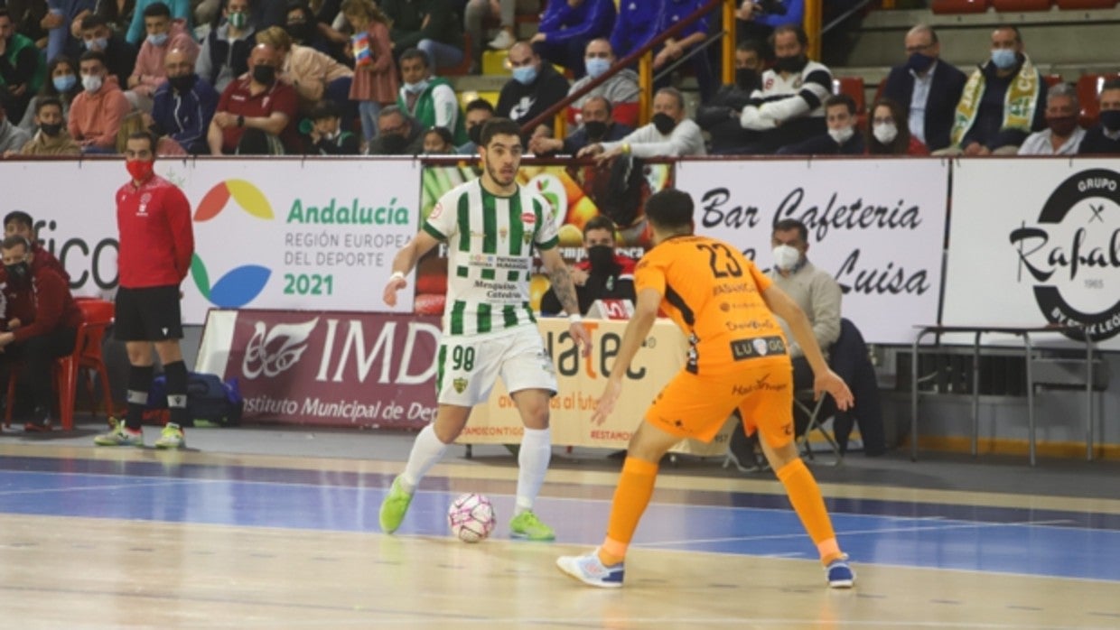 Lucas Perin conduce el balón durante el partido en Vista Alegre