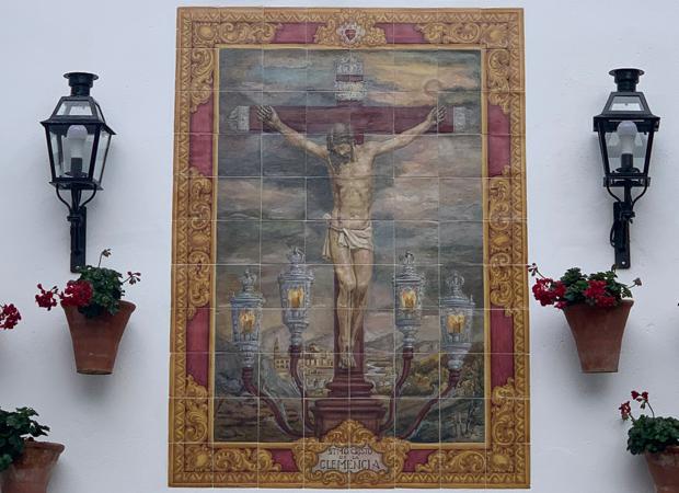 El Cristo de la Clemencia ya preside el perfil de Córdoba en su azulejo