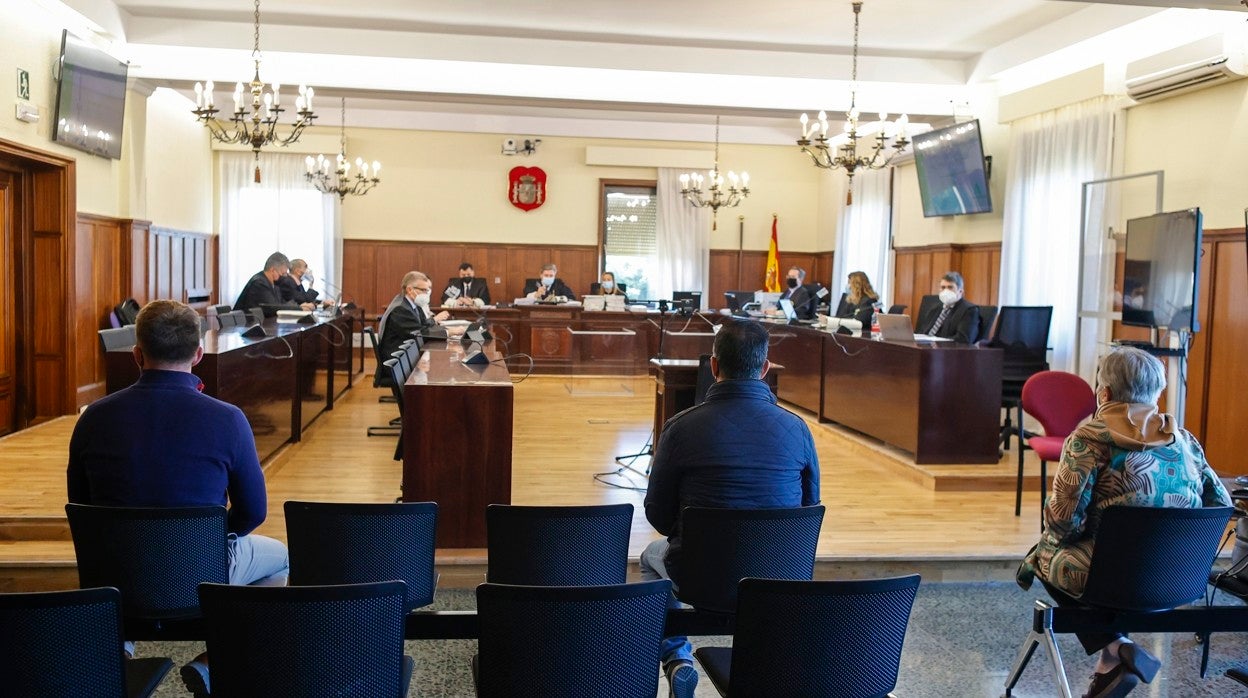 Tres de los cuatro acusados durante el primer día de juicio en la Audiencia de Sevilla