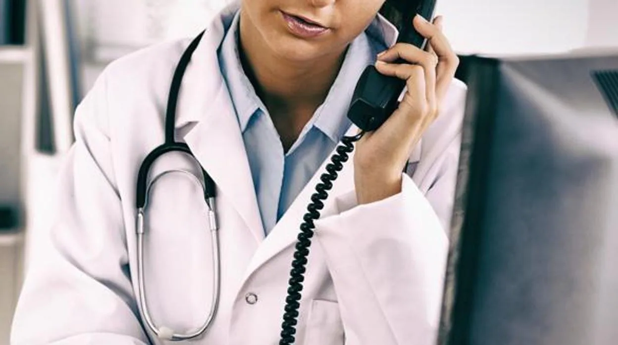 Una médico atiende una llamada de teléfono