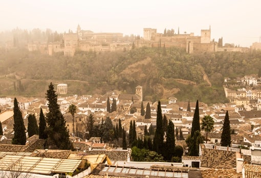 Imagen de la Alhambra este martes tras la calima