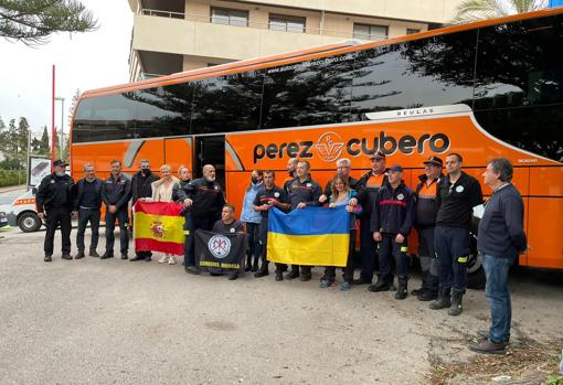 El autobús de Pérez Cubero en Málaga con voluntarios que han organizado el envío j usto antes de su partida