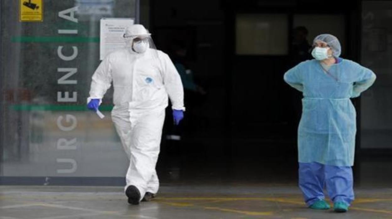 Sanitarios en la puerta de un hospital de Córdoba