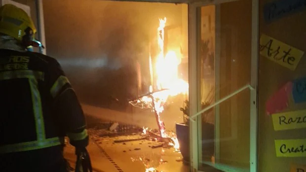 Un grupo de vándalos prende fuego a su instituto en un pueblo de Almería