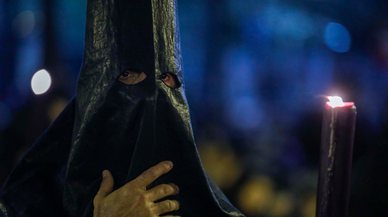 Un nazareno en su estación de penitencia