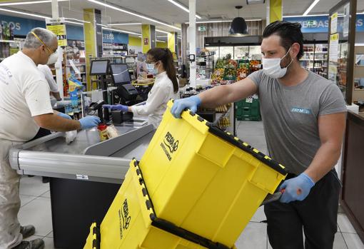 Un trabajador prepara pedidos en un supermercado de Piedra