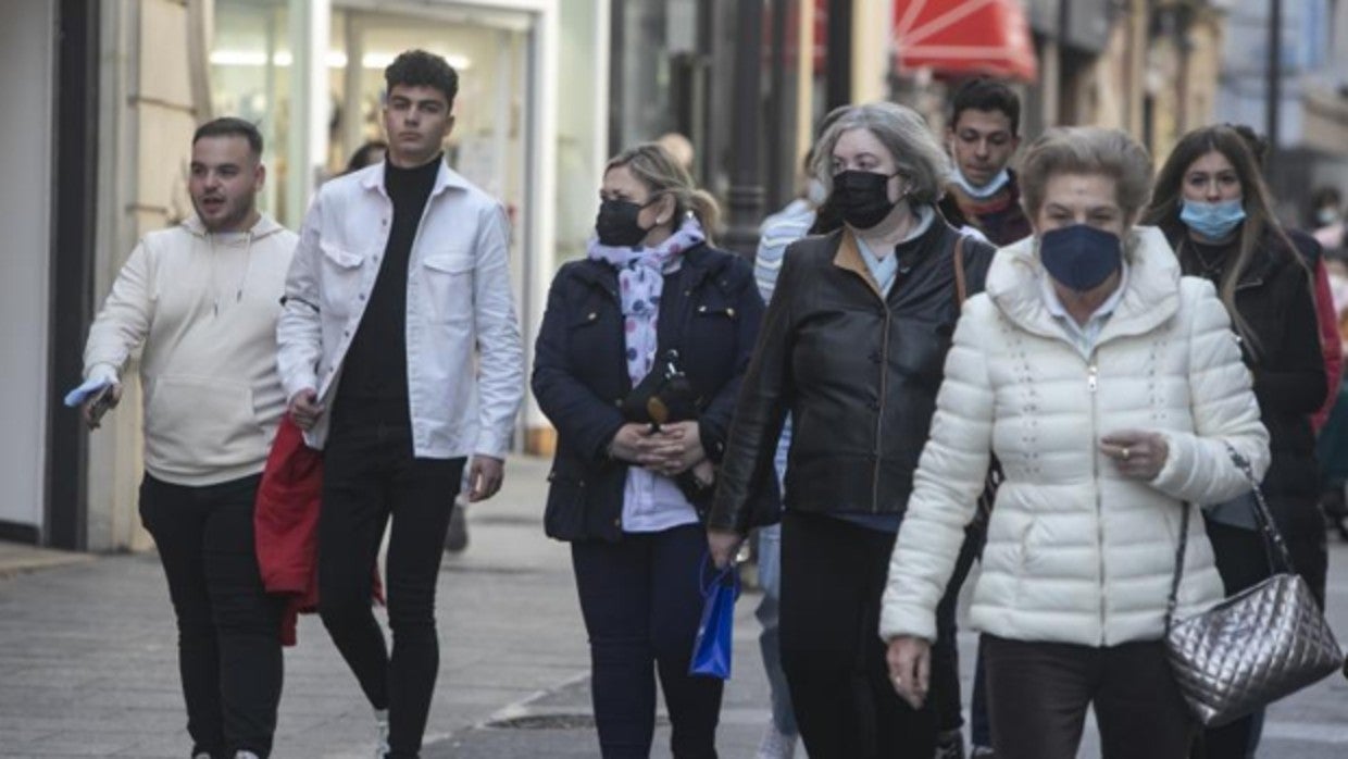 Imagen tomada en una calle de Córdoba el día que se puso fin a la obligatoriedad del uso de la mascarilla en exteriores