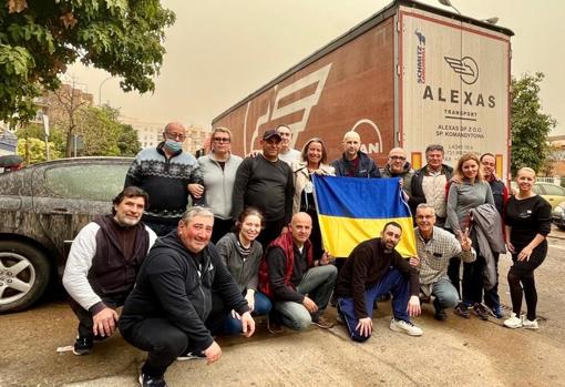 El último de los camiones enviados a Ucrania, que salió este miércoles desde Córdoba; Anna Kostiuk es la primera por la derecha