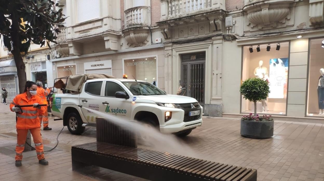 Operarios de Sadeco limpian el barro en la mañana del miércoles en el Centro de Córdoba