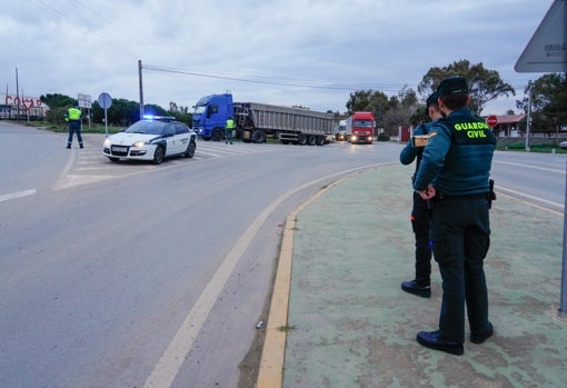 Agentes de la Guardia Civil, en el acceso a Covap