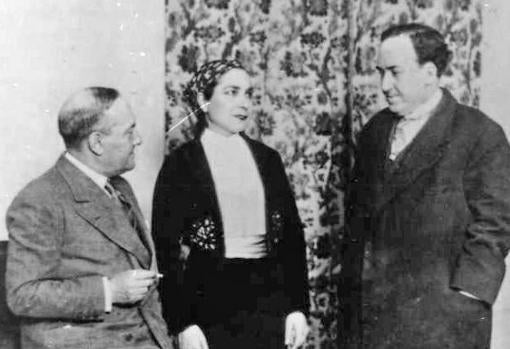 Margarita Xirgú, entre Manuel y Antonio Machado en el estreno (1932)