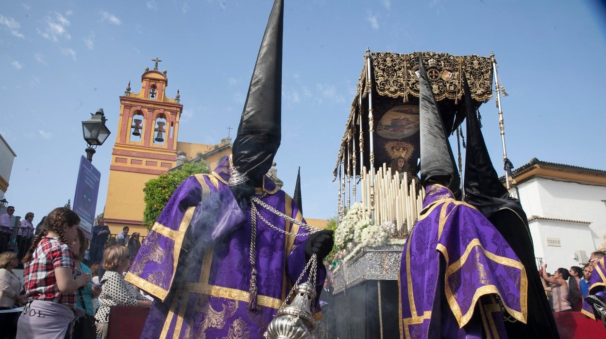 Acólitos cubiertos con cubrerrostros en Córdoba