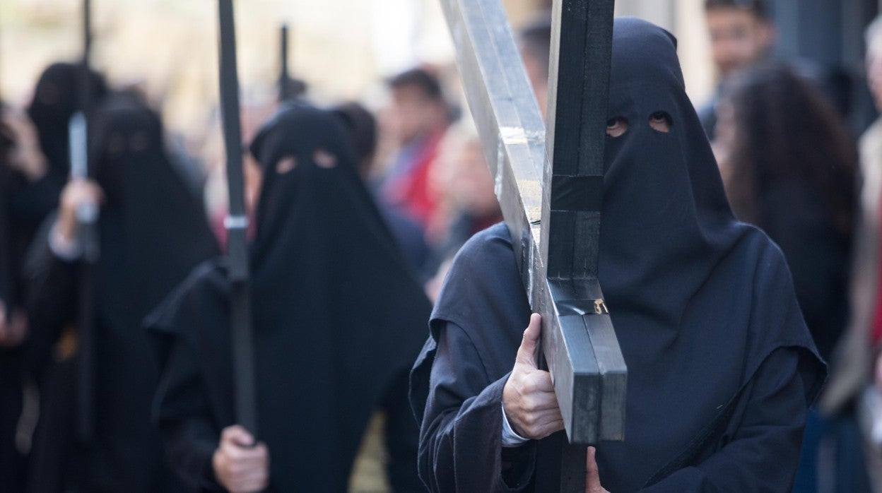 Penitentes con cruz en la Semana Santa de Córdoba