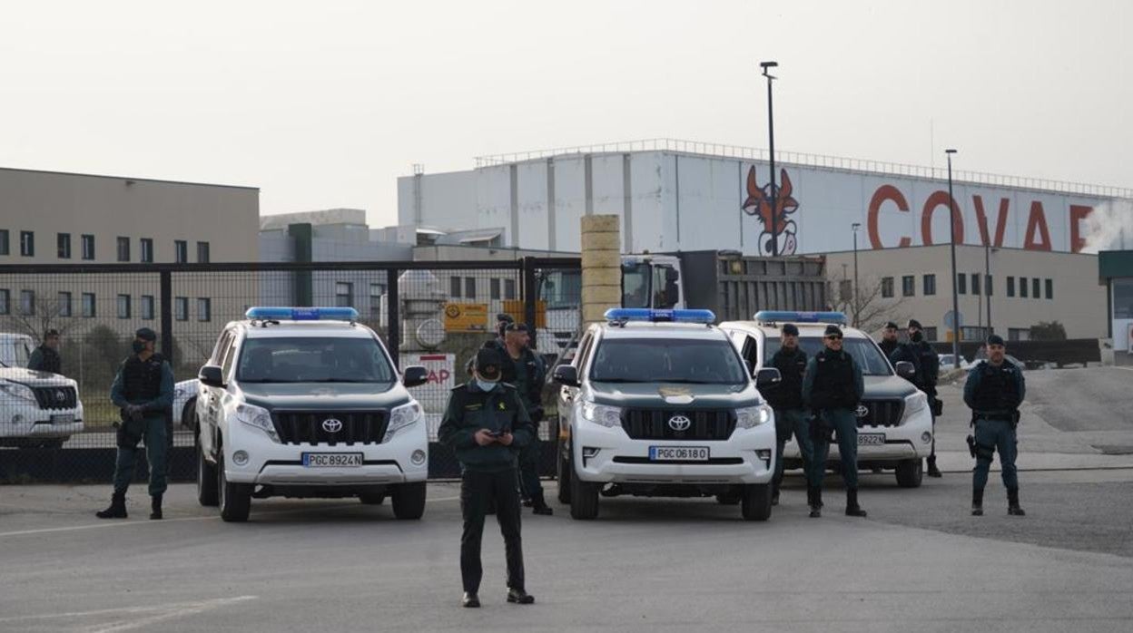 Dispositivo de vigilancia ante las puertas de la cooperativa