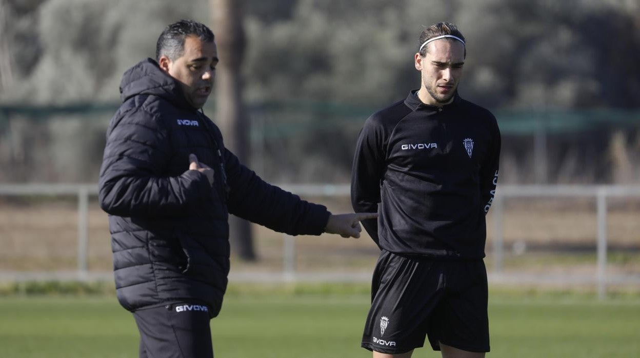 El entrenador del Córdoba CF, Germán Crespo, junto al central Gudelj