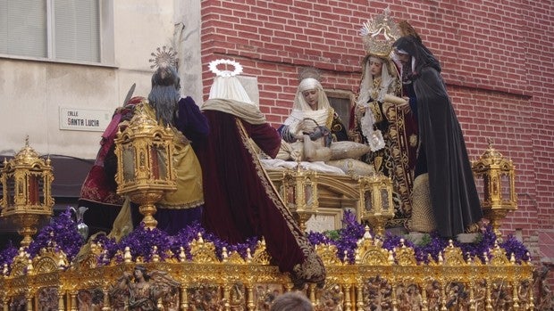 Vuelven los problemas con los hombres de trono: varias cofradías de Málaga piden ayuda para llenar los varales