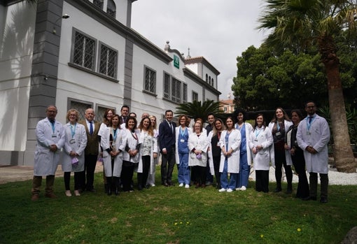 Foto de familia junto al equipo del centro