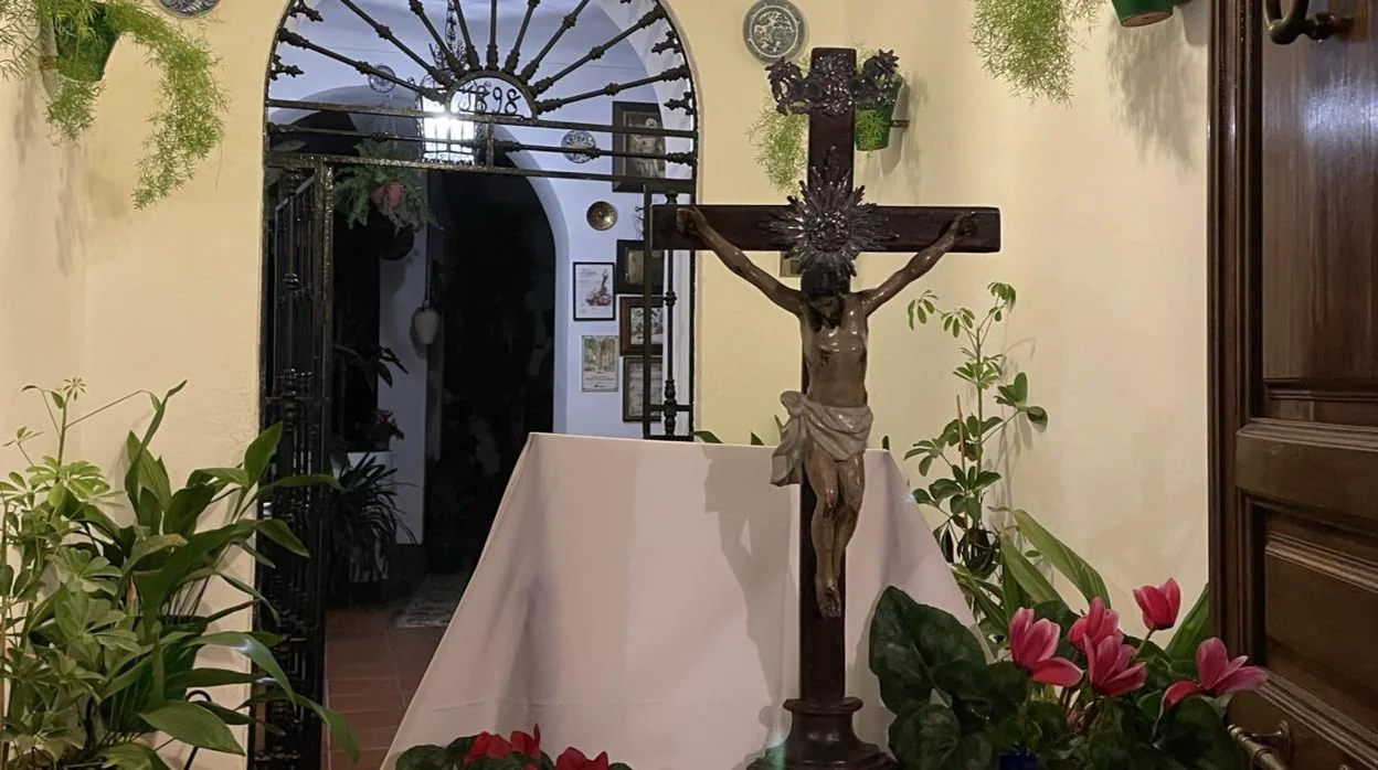 Altar con un crucificado en una casa de San Basilio