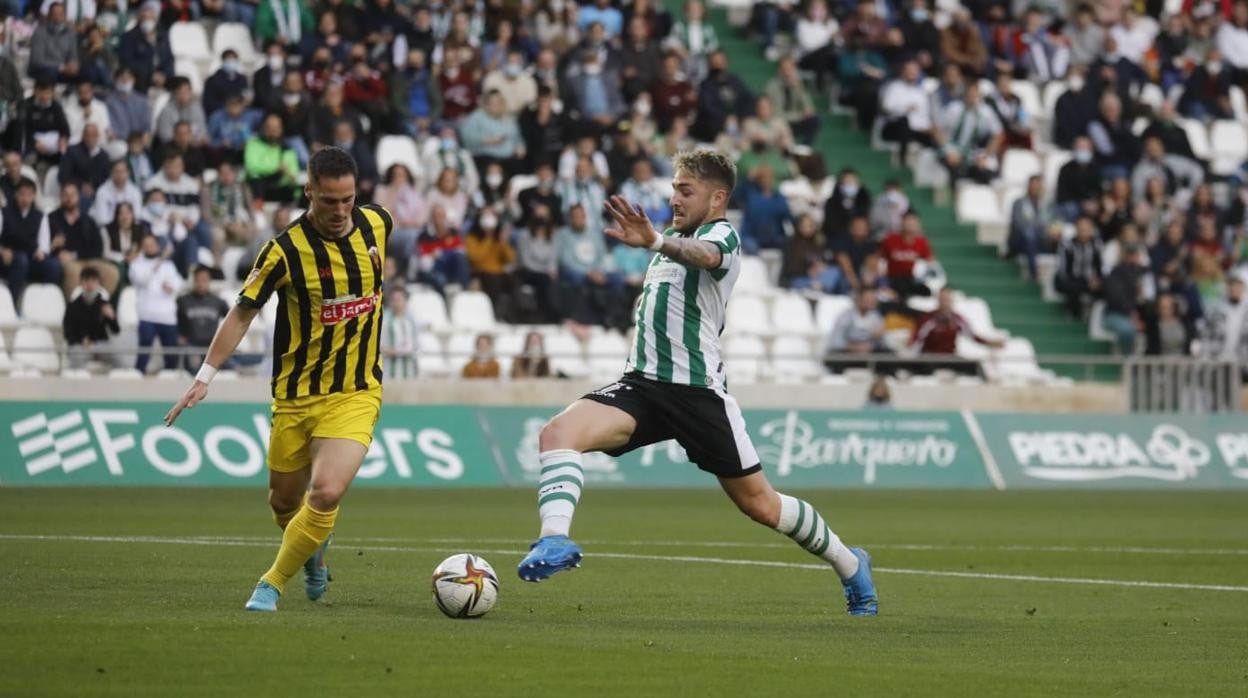 Casas disputa el balón durante el partido en El Arcángel