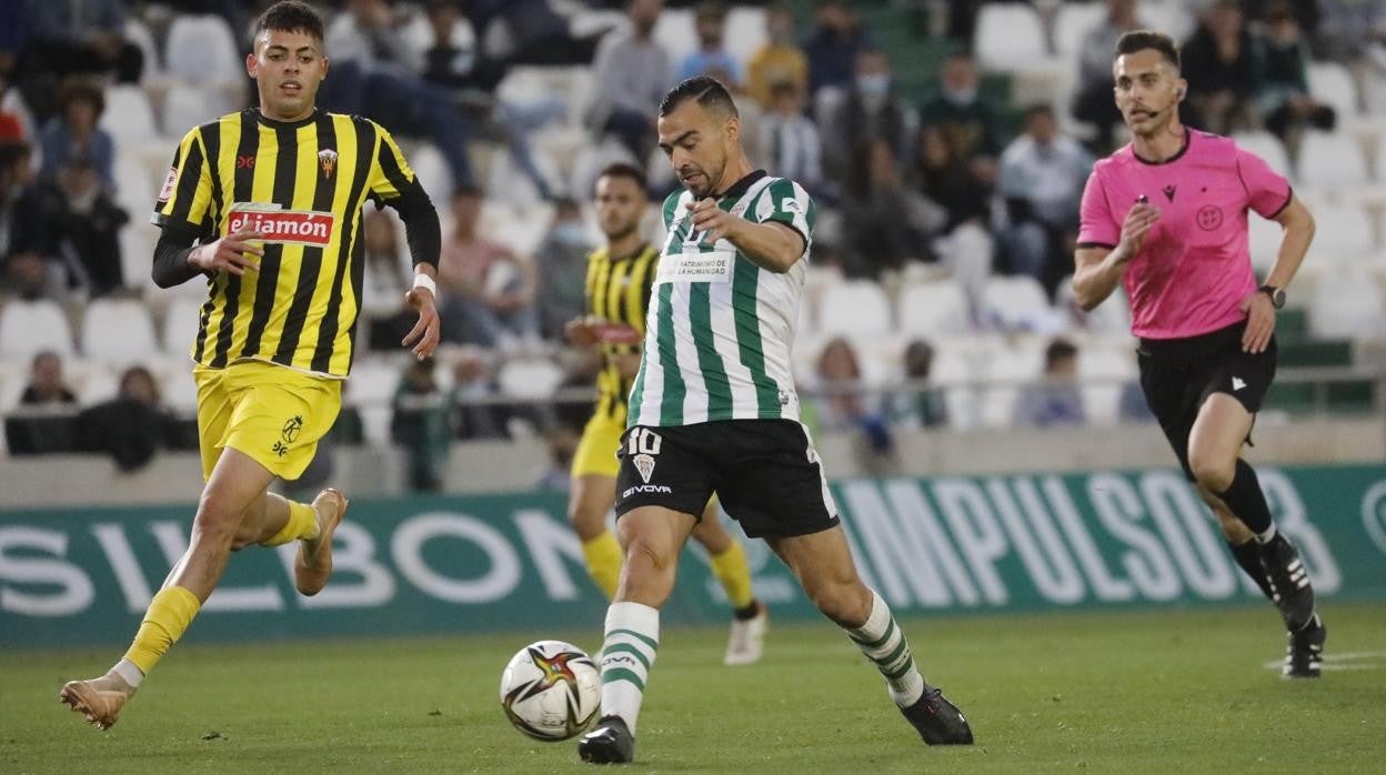 Una disputa en el duelo del Córdoba CF ante el San Roque de Lepe