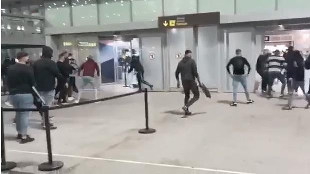 Pelea entre ultras del Málaga y del Sevilla en el aeropuerto de la Costa del Sol