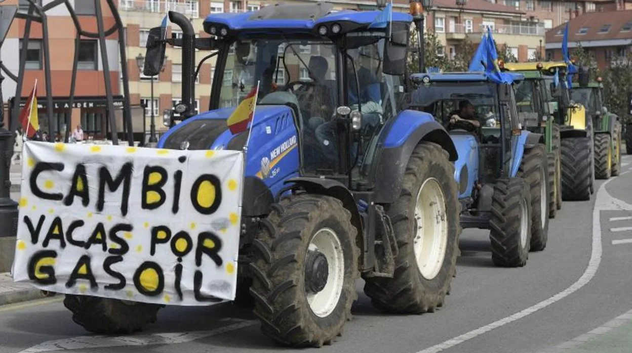 Caravana de agricultores en una protesta en Asturias por la insostenibilidad de los costes de producción